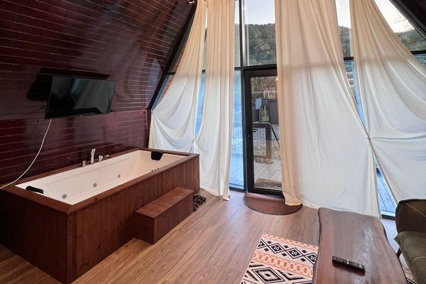 Deluxe Bungalow, Balcony, Mountain View | In-room dining