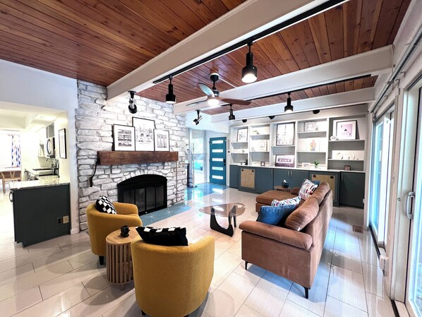 Smart TV, fireplace