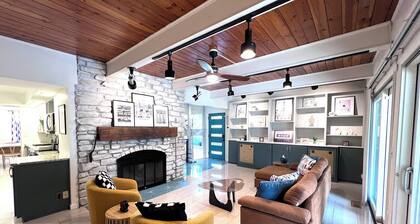 Stunning HUGE Mid-Century Home on 1 Acre 10 Min to Airport/Downtown Indianapolis