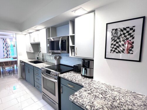 Stunning HUGE Mid-Century Home on 1 Acre 10 Min to Airport/Downtown Indianapolis