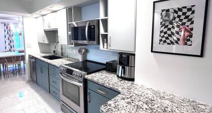 Stunning HUGE Mid-Century Home on 1 Acre 10 Min to Airport/Downtown Indianapolis