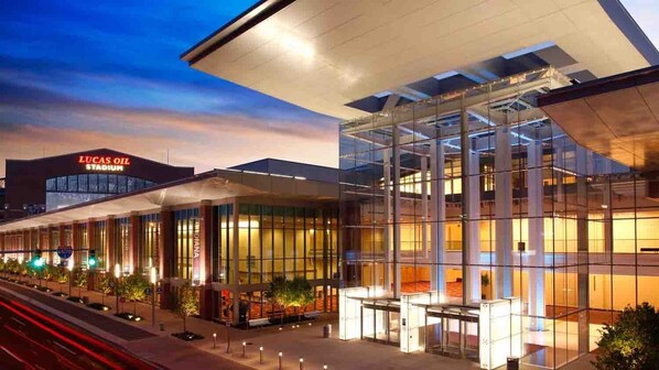 Exterior - Stunning HUGE Mid-Century Home on 1 Acre 10 Min to Airport/Downtown Indianapolis (Indianapolis)