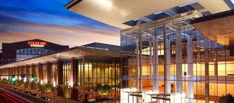 Stunning HUGE Mid-Century Home on 1 Acre 10 Min to Airport/Downtown Indianapolis