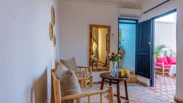 Chambre Double, patio, vue ville | Wi-Fi gratuit