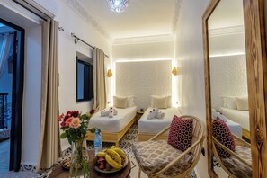 Perhehuone, patio, kaupunkinäköala | Huoneen varustelu