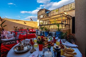 Ilmainen päivittäinen mannermainen aamiainen