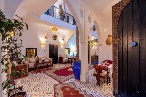 المنشأة من الداخل