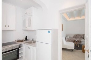 Fridge, oven, stovetop, coffee/tea maker