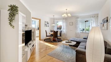 Een televisie en een stereo