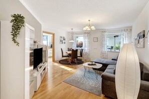 TV, stereo - Apartment 'Vogelnest' with Private Garden and Wi-Fi (Teningen)