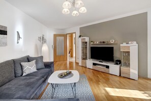 TV, stereo - Apartment 'Vogelnest' with Private Garden and Wi-Fi (Teningen)