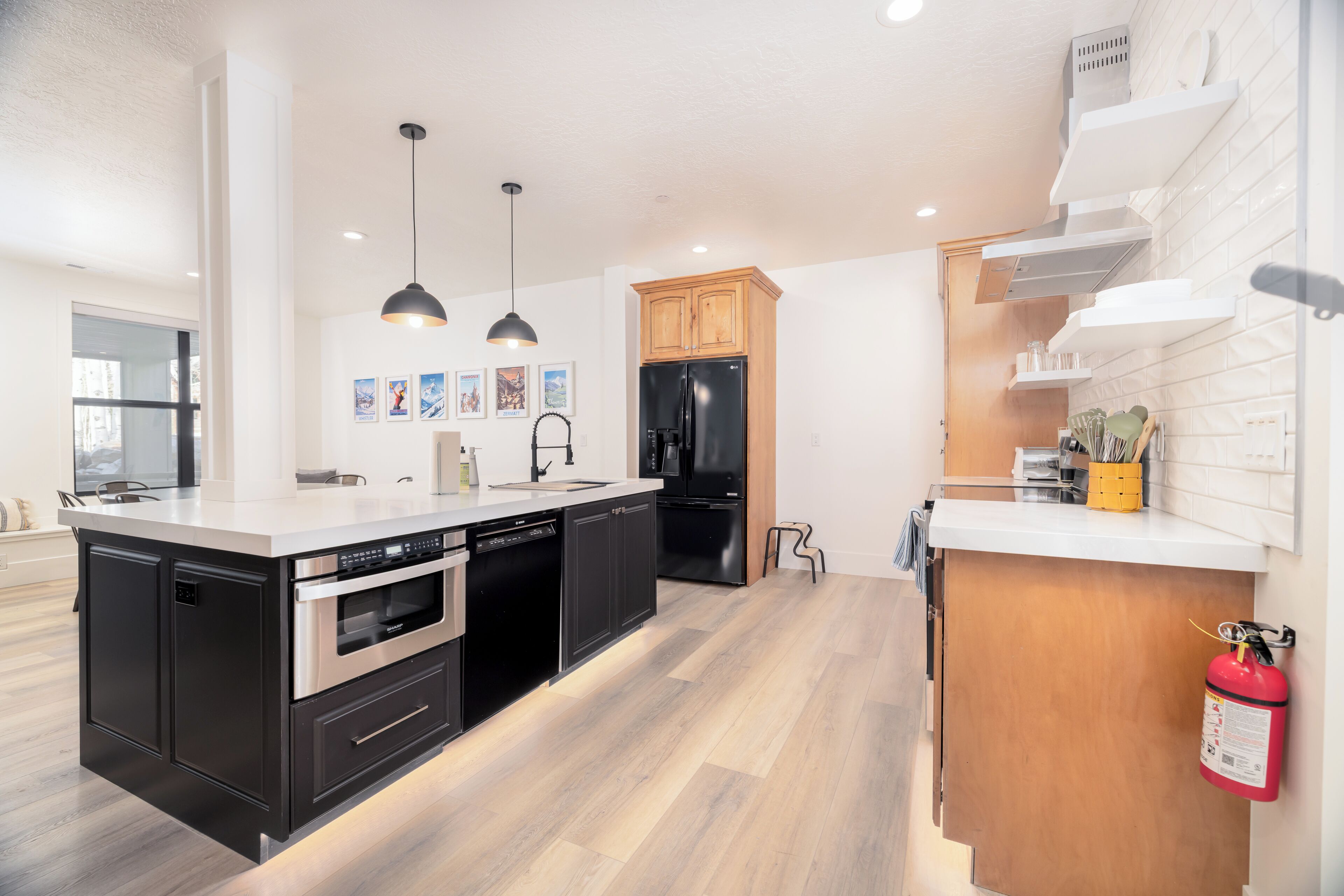 Réfrigérateur, micro-ondes, four, plaque de cuisson