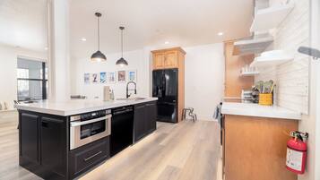 Een koelkast, een magnetron, een oven, een kookplaat