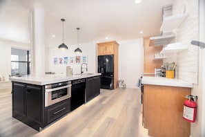 Een koelkast, een magnetron, een oven, een kookplaat