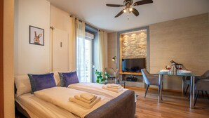 A modern hotel room with a bed, a desk, and a seating area. - Special *Roger F. Rabbit 1* Apartment (Basel)