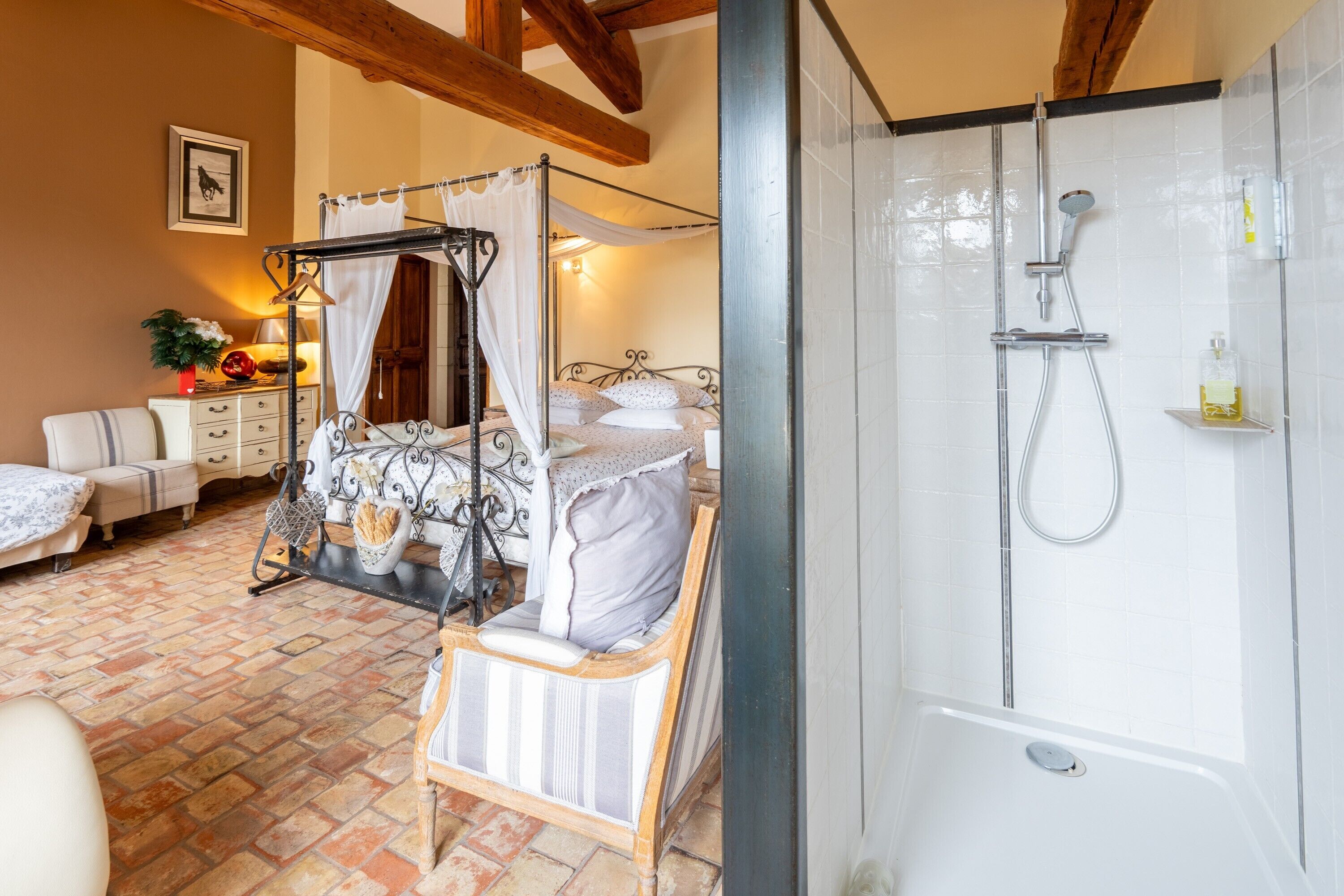 Douche, sèche-cheveux, serviettes fournies