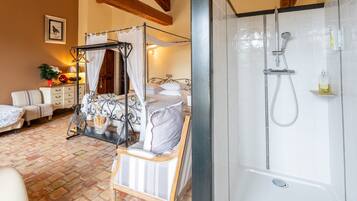 Douche, sĂšche-cheveux, serviettes fournies