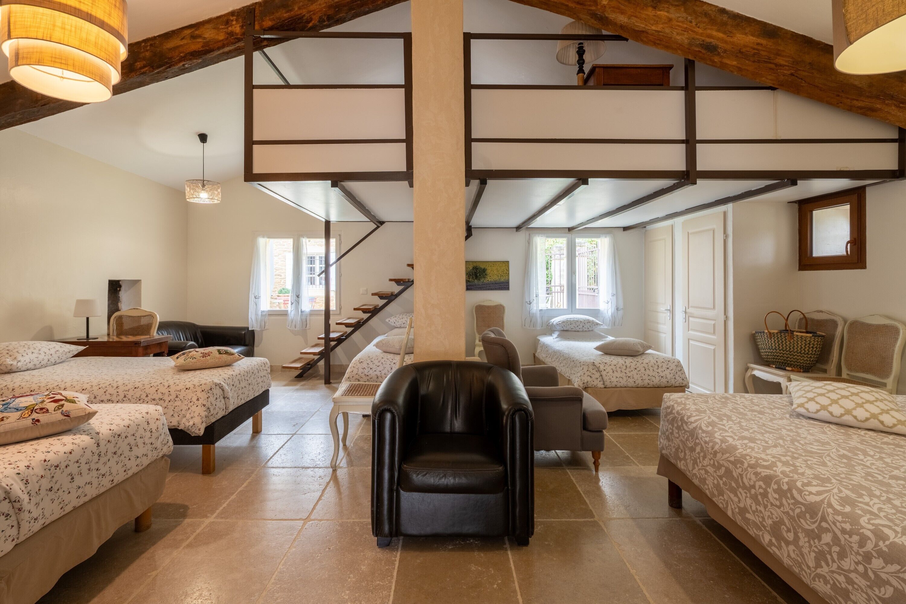 13 slaapkamers, een strijkplank/strijkijzer, wifi, beddengoed