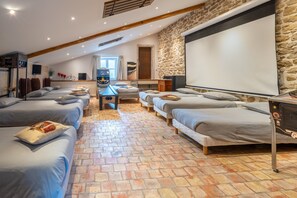 10 bedrooms, iron/ironing board, WiFi, bed sheets