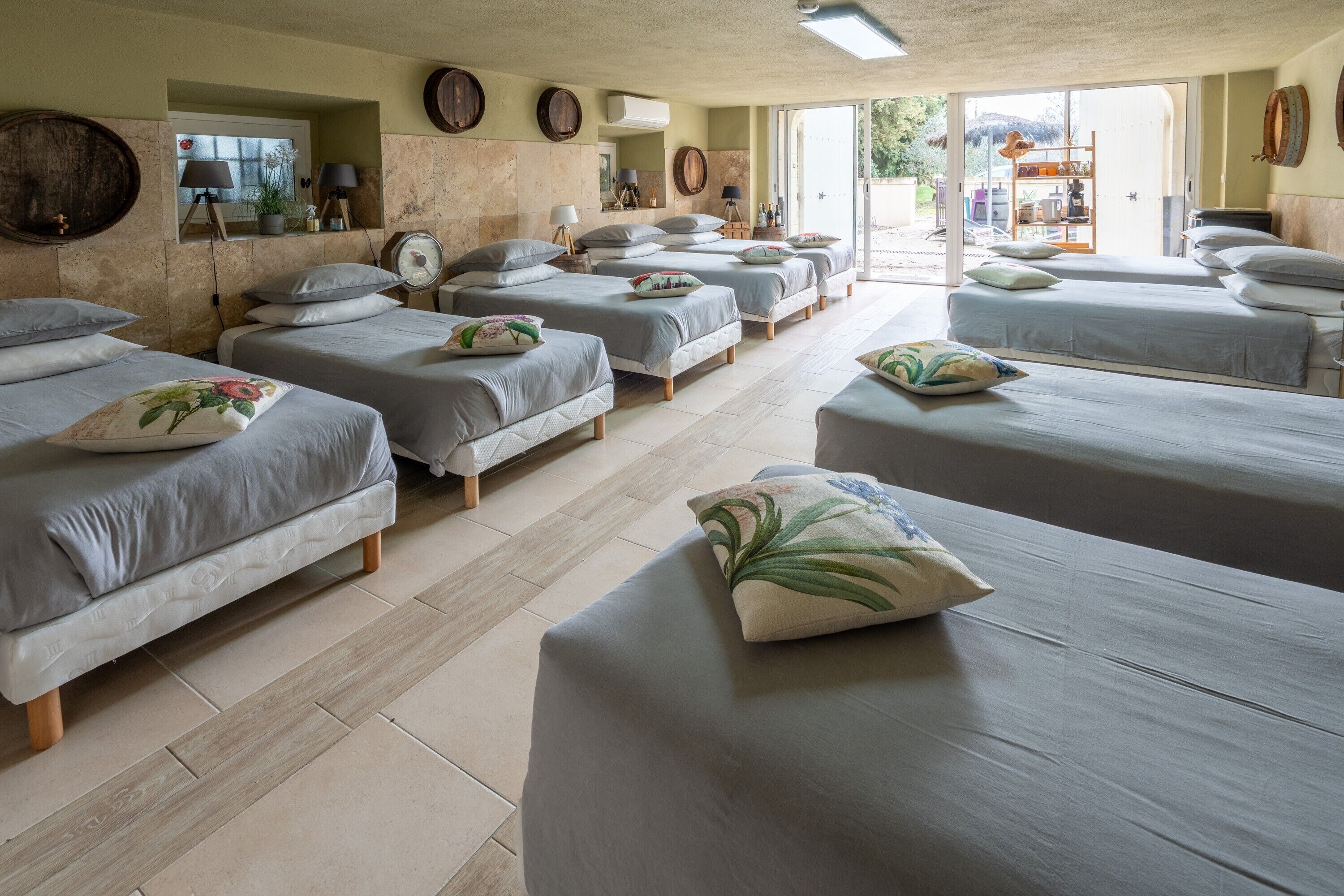 13 chambres, fer et planche à repasser, Wi-Fi, draps fournis