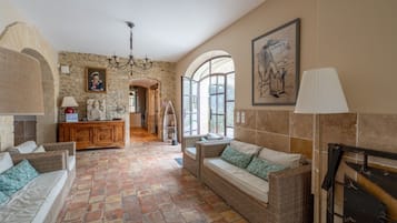 TV, fireplace, ping pong