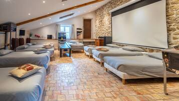 13 quartos, ferros/tábuas de passar roupa, Wi-Fi, roupa de cama