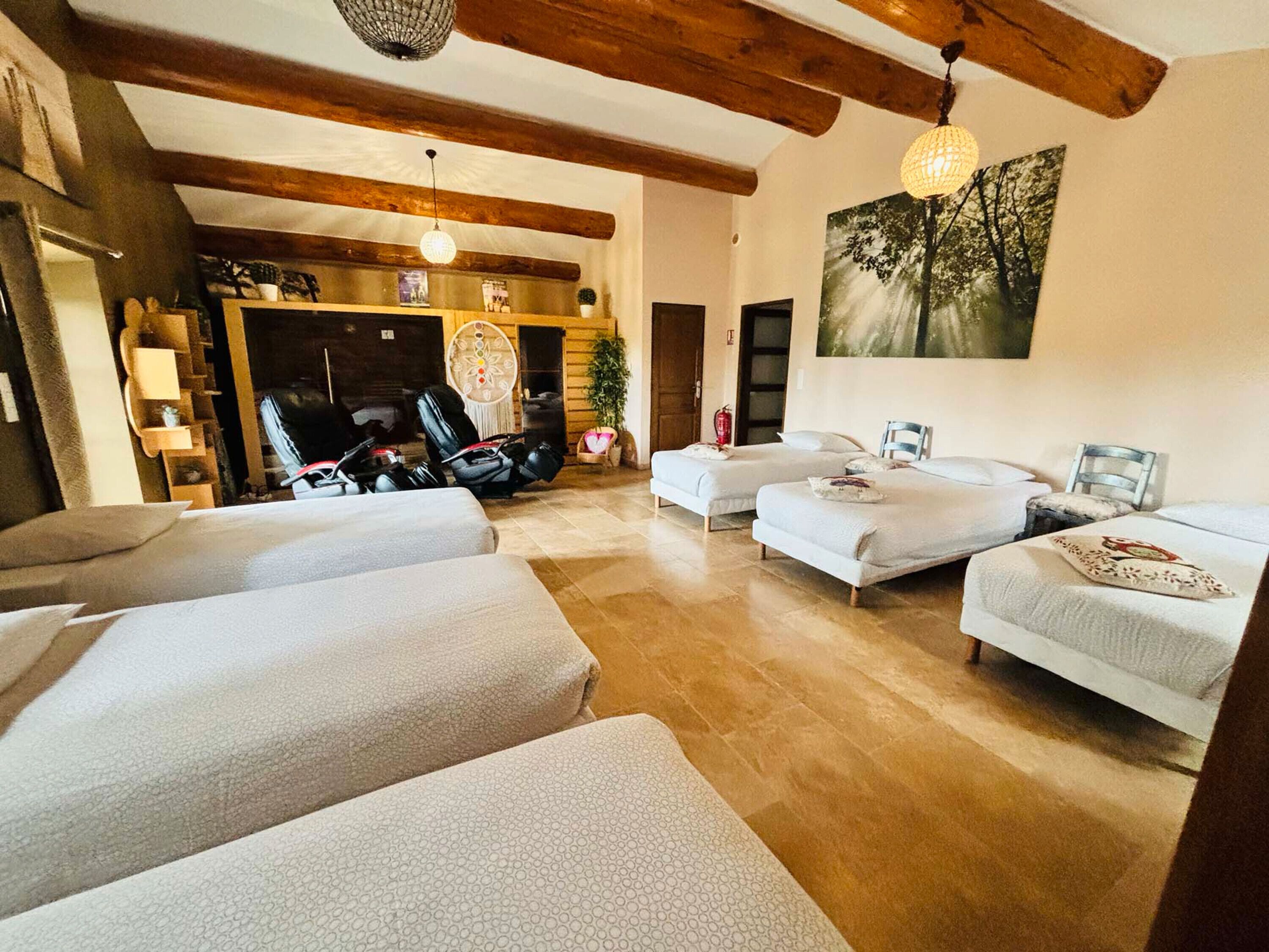 13 chambres, fer et planche à repasser, Wi-Fi, draps fournis