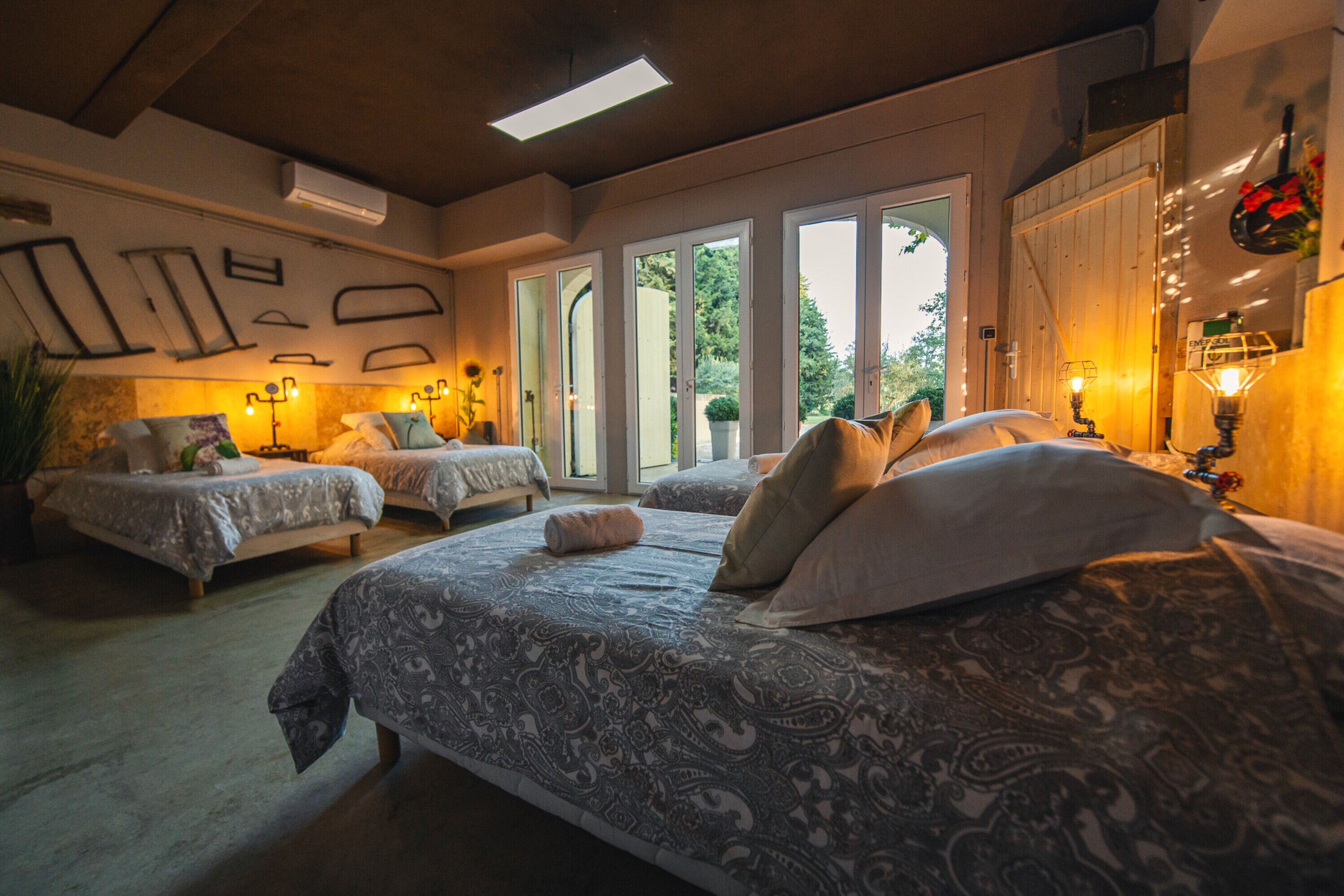 13 chambres, fer et planche à repasser, Wi-Fi, draps fournis