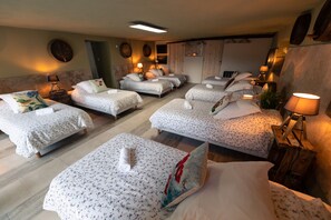 Tabla de planchar con plancha, wifi, ropa de cama