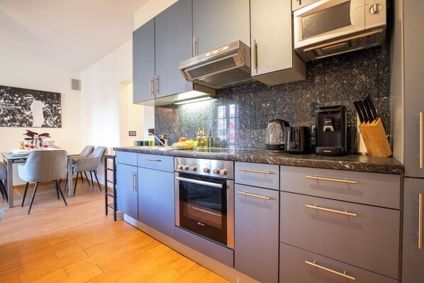 Fridge, microwave, oven, stovetop - Special *Roger F. Rabbit 2* Apartment (Basel)