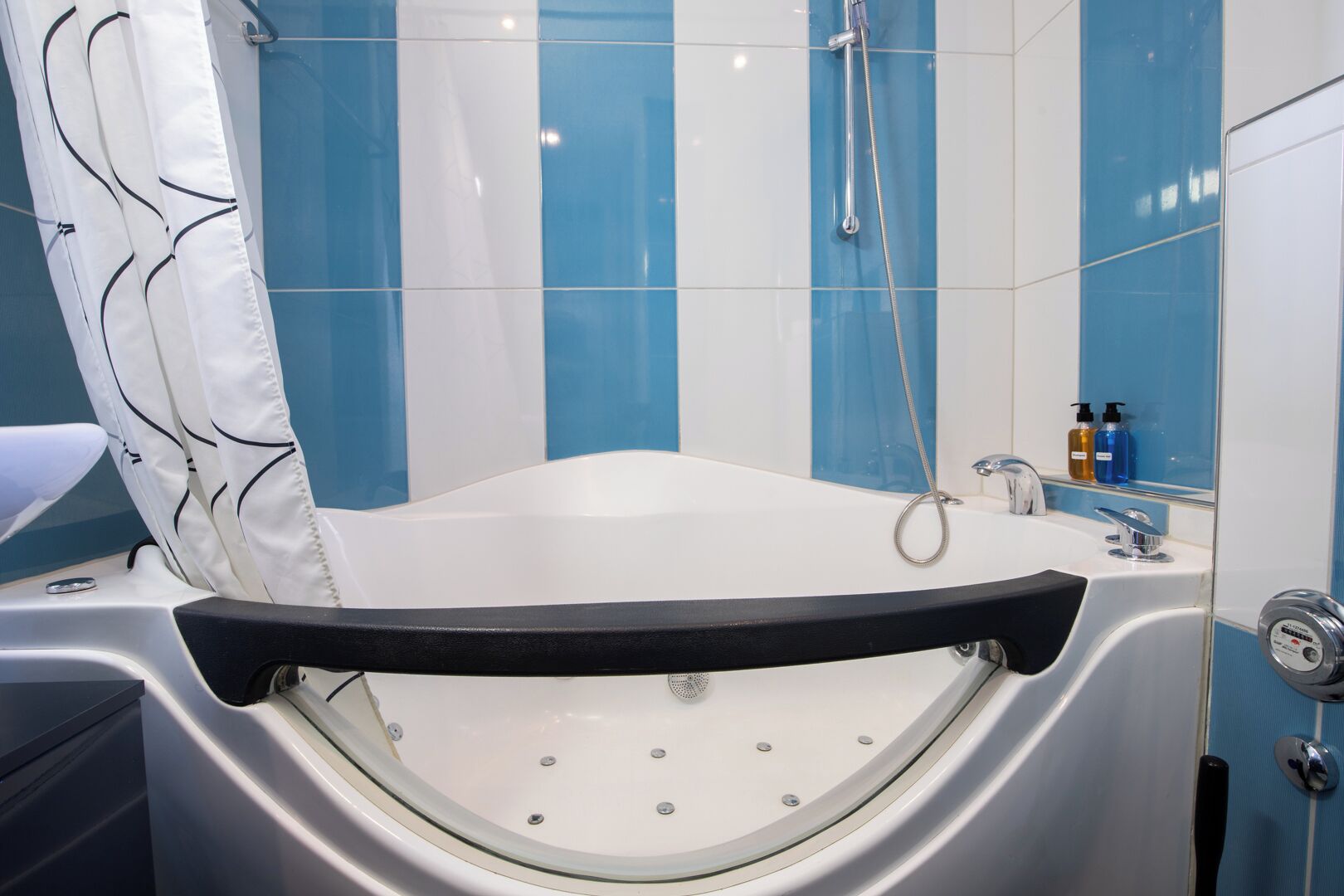 Baignoire à jets, sèche-cheveux, serviettes fournies, savon