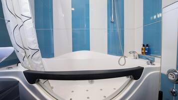 Baignoire Ă jets, sĂšche-cheveux, serviettes fournies, savon