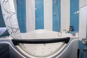 Jetted bath, hair dryer, towels, soap - Special *Roger F. Rabbit 2* Apartment (Basel)