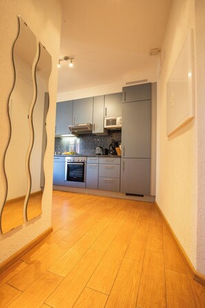 Kühlschrank, Mikrowelle, Ofen, Herdplatte