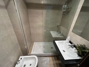 Regadera, secadora de cabello, toallas 