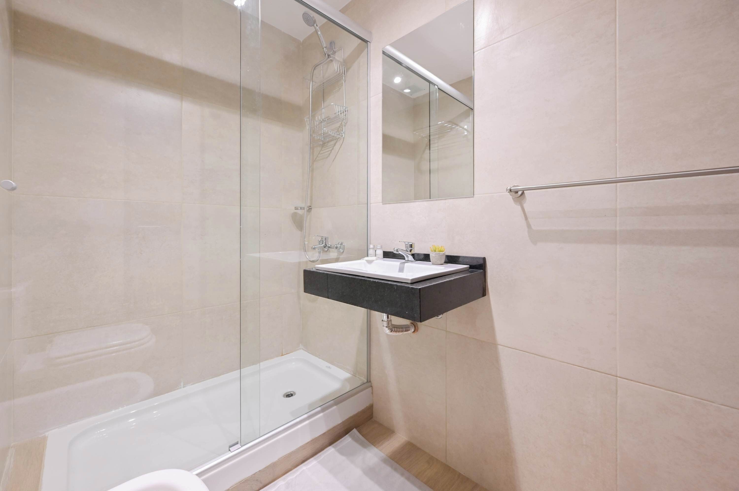 Regadera, secadora de cabello, toallas 