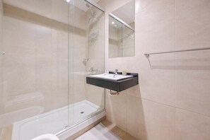 Chuveiro, secador de cabelo, toalhas de banho 