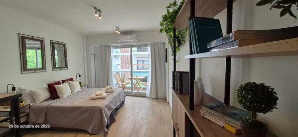 Cuna de viaje, wifi y ropa de cama 