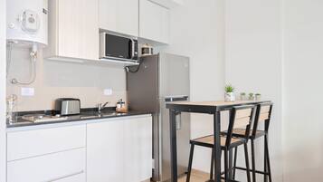 Cafetera y tetera, refrigerador, microondas y tostadora