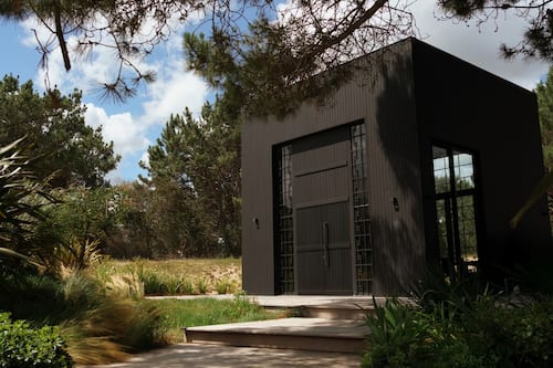 Vista frontal de la propiedad