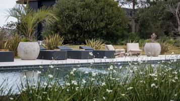 Una piscina al aire libre de temporada