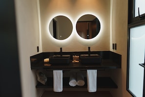 Deluxe-Doppel- oder -Zweibettzimmer, 1 Schlafzimmer, Meerblick | Badezimmer | Dusche, Regendusche, kostenlose Toilettenartikel, Haartrockner
