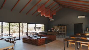 Un intérieur spacieux avec de hauts plafonds, de grandes fenêtres et un mobilier moderne.