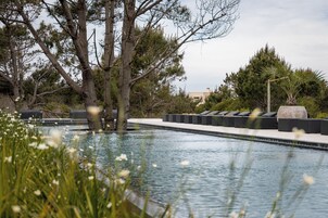 Una piscina al aire libre de temporada
