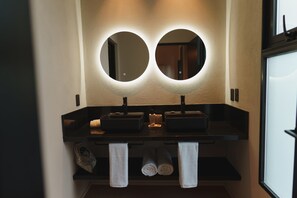 Shower, rainfall showerhead, free toiletries, hair dryer - Kemay Hotel Boutique (Arenas de José Ignacio)