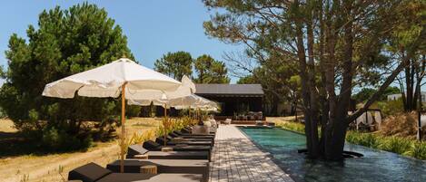 En säsongsöppen utomhuspool