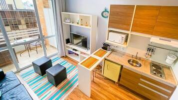 Departamento clásico, 1 cama Queen size y sofá cama | Cocina privada | Microondas y utensilios de cocina