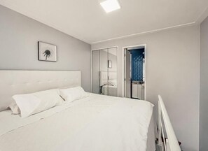 Classic Apartment, 1 Queen Bed with Sofa bed | Desk, laptop workspace, free WiFi - Maximus Luxury in Nyc Berrini (São Paulo)