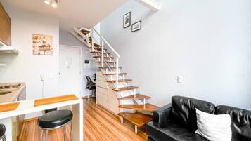 Departamento clásico, 1 cama Queen size y sofá cama | Área de sala de estar