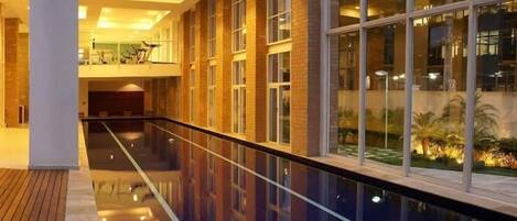 Alberca techada y alberca al aire libre